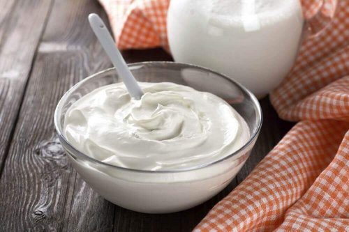 Ciotola con yogurt naturale