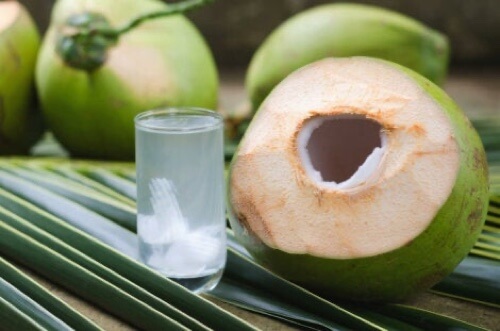infezione della vescica: acqua di cocco e limone sono un ottimo rimedio