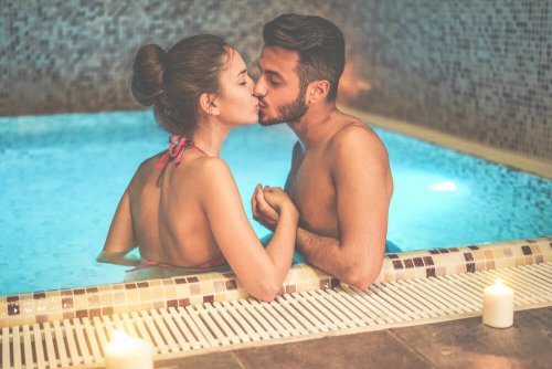 Bacio in piscina