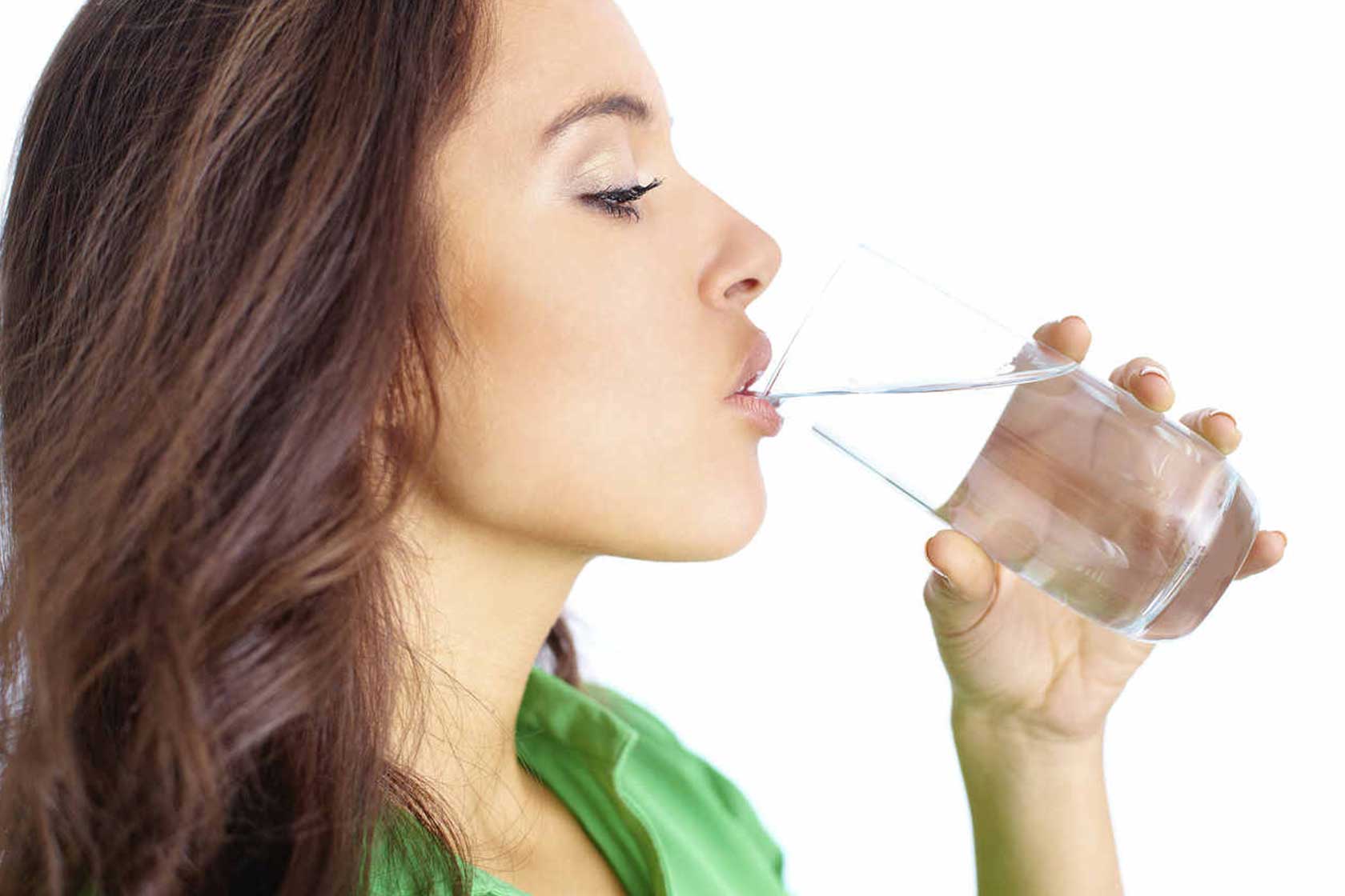ragazza beve acqua