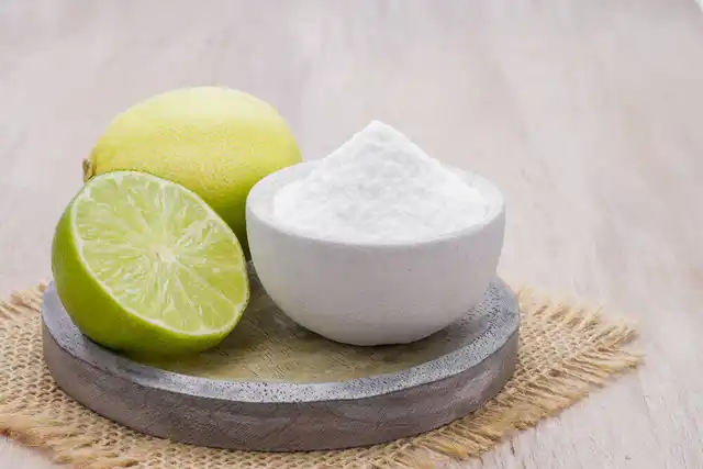 Bicarbonato e limone per neutralizzare i cattivi odori.