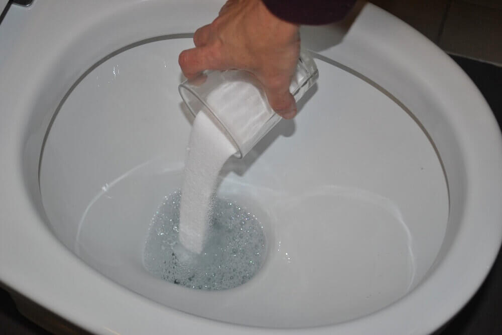 Versare bicarbonato nel water