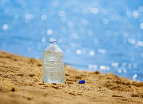 Bottiglia di plastica sulla spiaggia