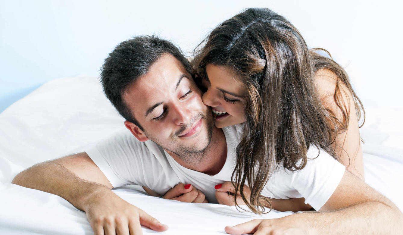 Soddisfare il partner a letto: coppia impegnata in preliminari.