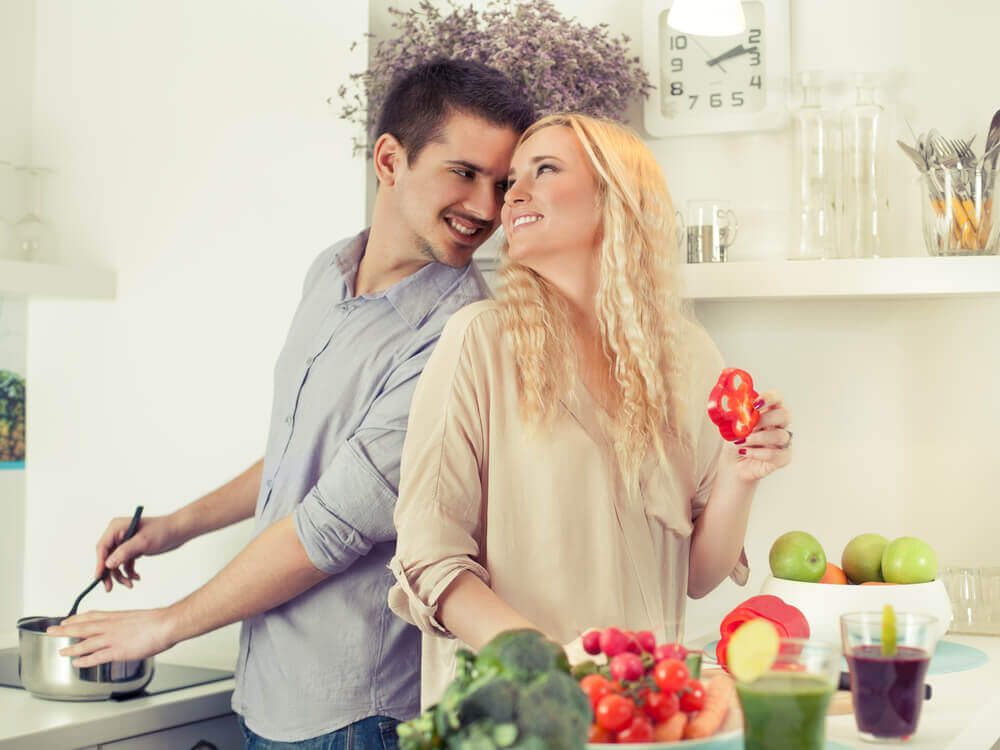 Coppia felice in cucina