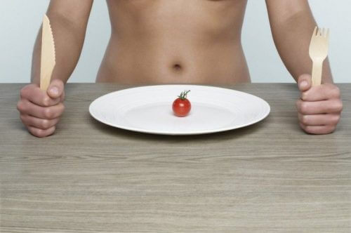 Un pomodorino in un piatto, simbolo delle diete miracolo
