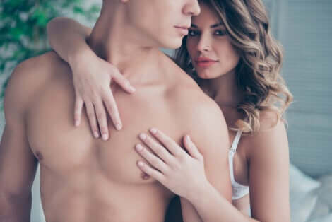 Donna che accarezza il petto di un uomo.