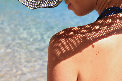 Donna al sole con il cappello