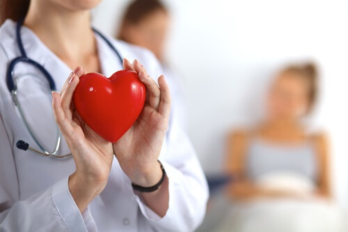 Donna con cuore in mano