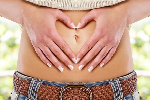 Donna con mani sulla pancia