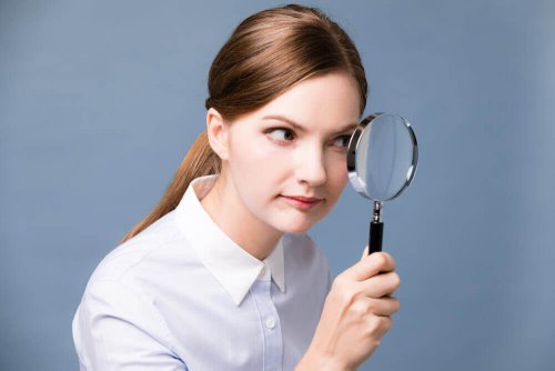 Donna che osserva qualcosa che le piace