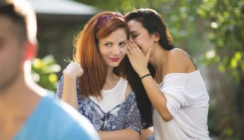 Donna che condivide un pettegolezzo