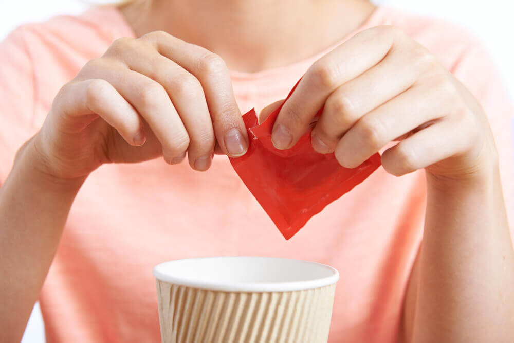 ragazza versa zucchero nella tazza