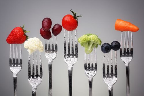 Forchette con frutta e verdura