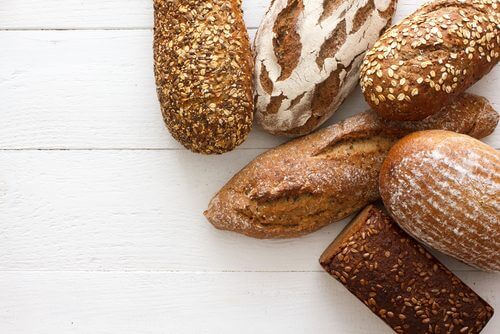 pane bianco e integrale sul tavolo