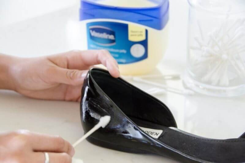 Lucidare le scarpe con la vaselina