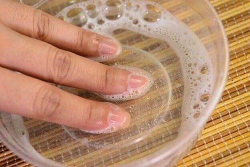Mano con acqua ossigenata
