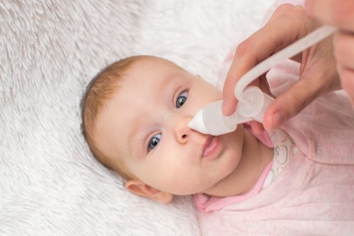 Pulizia del naso di un neonato