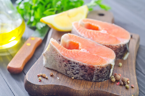 salmone sul tagliere con limone e prezzemolo