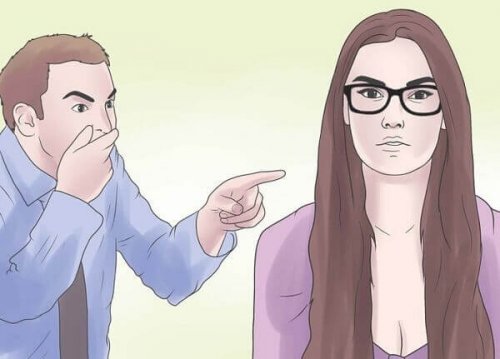 uomo si prende gioco della compagna