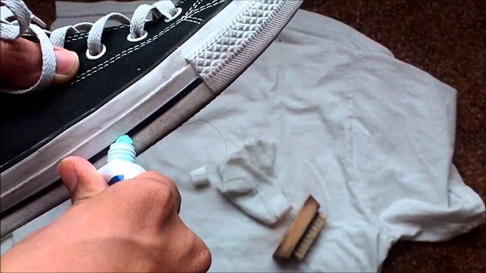 Pulire le scarpe da tennis con il dentifricio