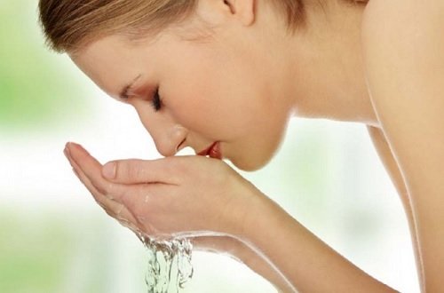 donna si lava il viso