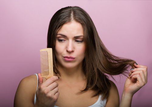 Ragazza con pettine - maschere con olio di carota