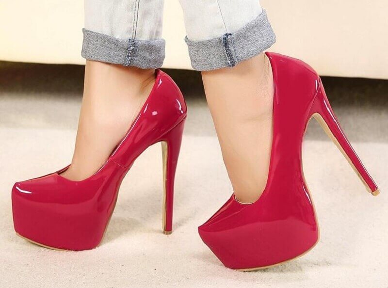Scarpe rosse con tacchi a spillo