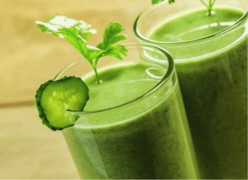 Succo di cetriolo in bicchiere