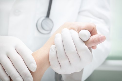 Medico e mani del paziente