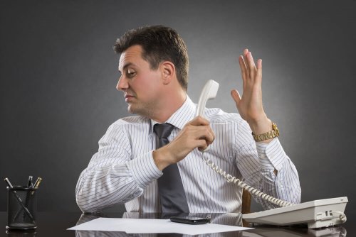 Uomo che ignora una telefonata