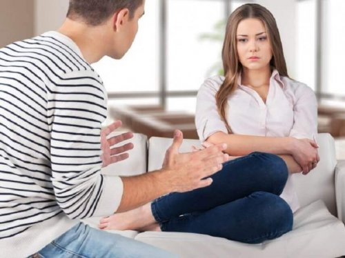 Uomo che critica una donna