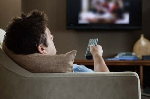 Uomo che guarda la tv