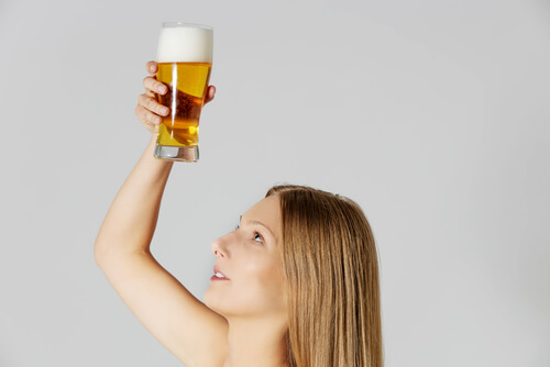 Ragazza con birra