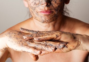 Ammorbidire la pelle con esfolianti naturali agli oli essenziali