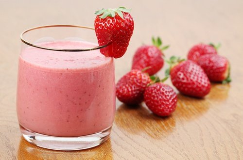 Frullato di fragole, spinaci e ananas per combattere acne sul viso