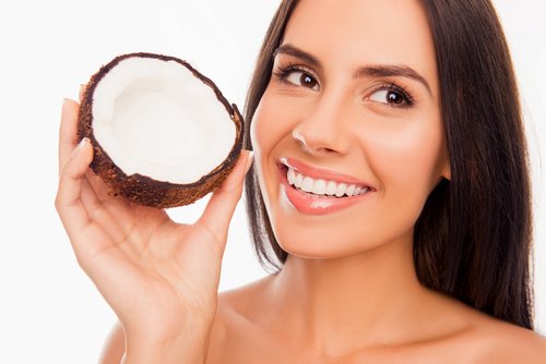 l'olio di cocco porta molti benefici alla salute dentale