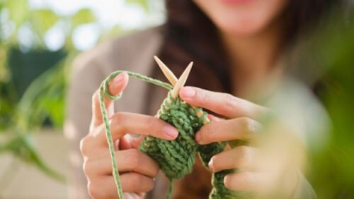 Attività manuali - Ragazza lavora a maglia