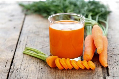 Depurare con succo di carote e cetriolo