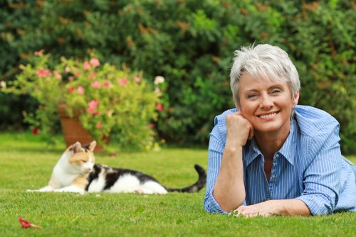 Donna con gatto felici e in salute durante la menopausa