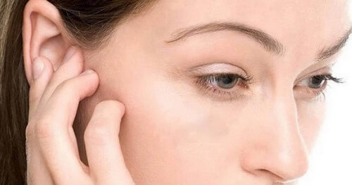 Rimuovere l'acqua dalle orecchie: 4 trucchi