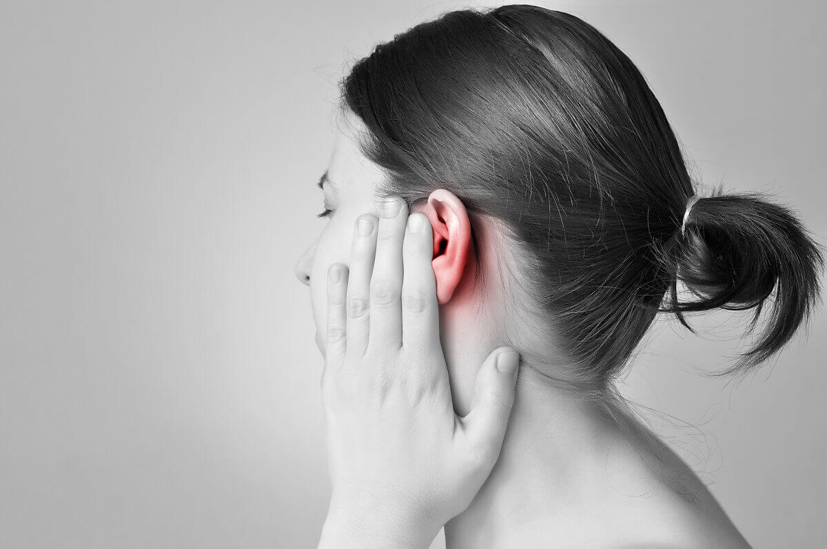 Donna con infiammazione dell'orecchio.