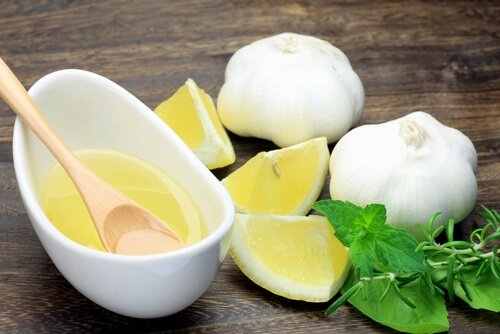 Rimedio contro i funghi al rosmarino, limone e aglio.