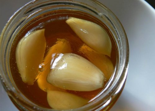 Un vasetto di miele all'aglio