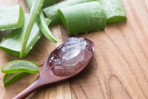 Gel di aloe vera su cucchiaio di legno