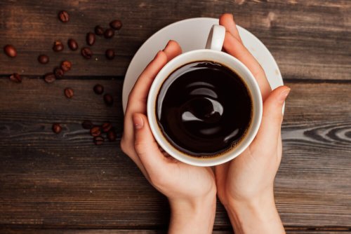donna con tazza di caffè