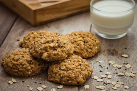 Biscotti di avena con bicchiere di latte.