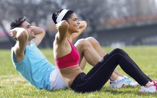 Coppia che fa ginnastica