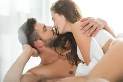 Coppia che si bacia a letto.