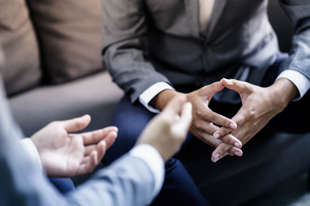 Persone che dialogano